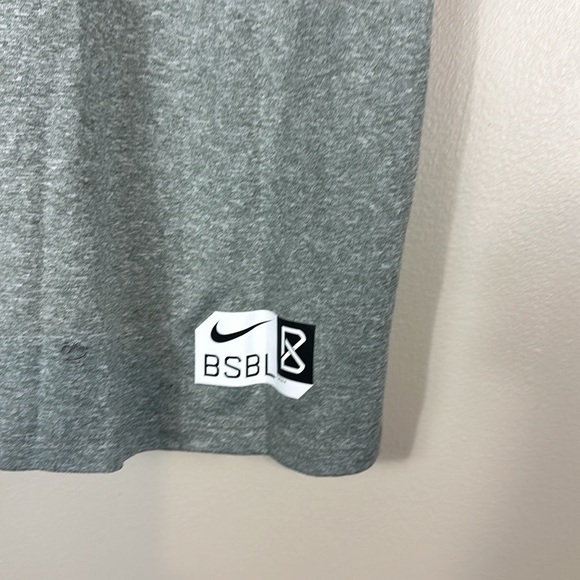 Nike tee med 21-1/2 p2p  27”length  preowned a few tiny spots  dri fit - Picture 2 of 7